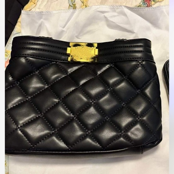 Black quilted bag with gold chain strap - Picture 1 of 1